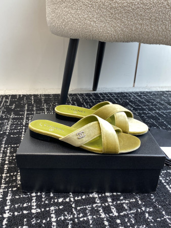 ua Ch*el women's slides