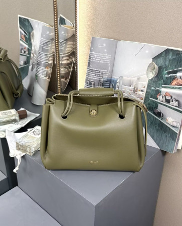 l0ew* medium madrid bag in S*pple calfskin 28.5x11x23cm