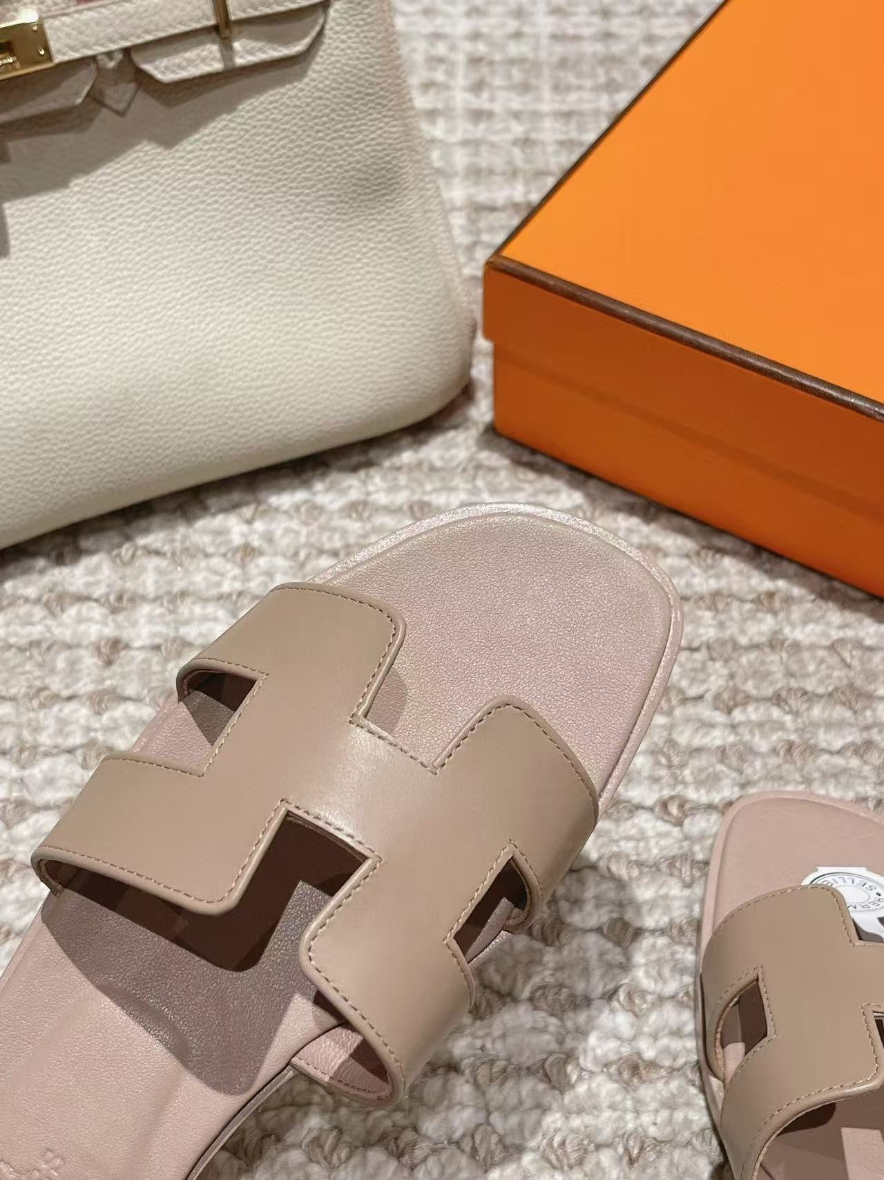 UA Hermès Oran sandal