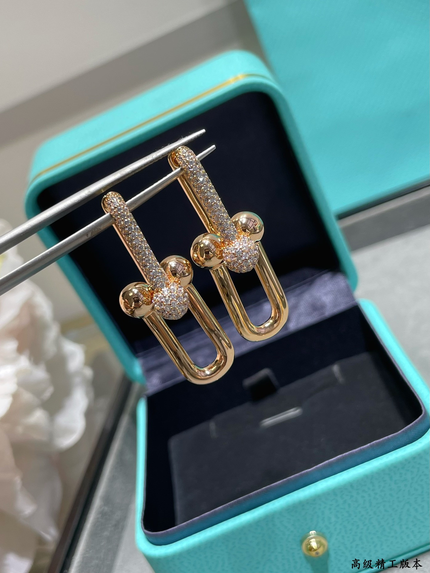 t*f*ny & co. stirrup with Di*m*nd double hoop earrings