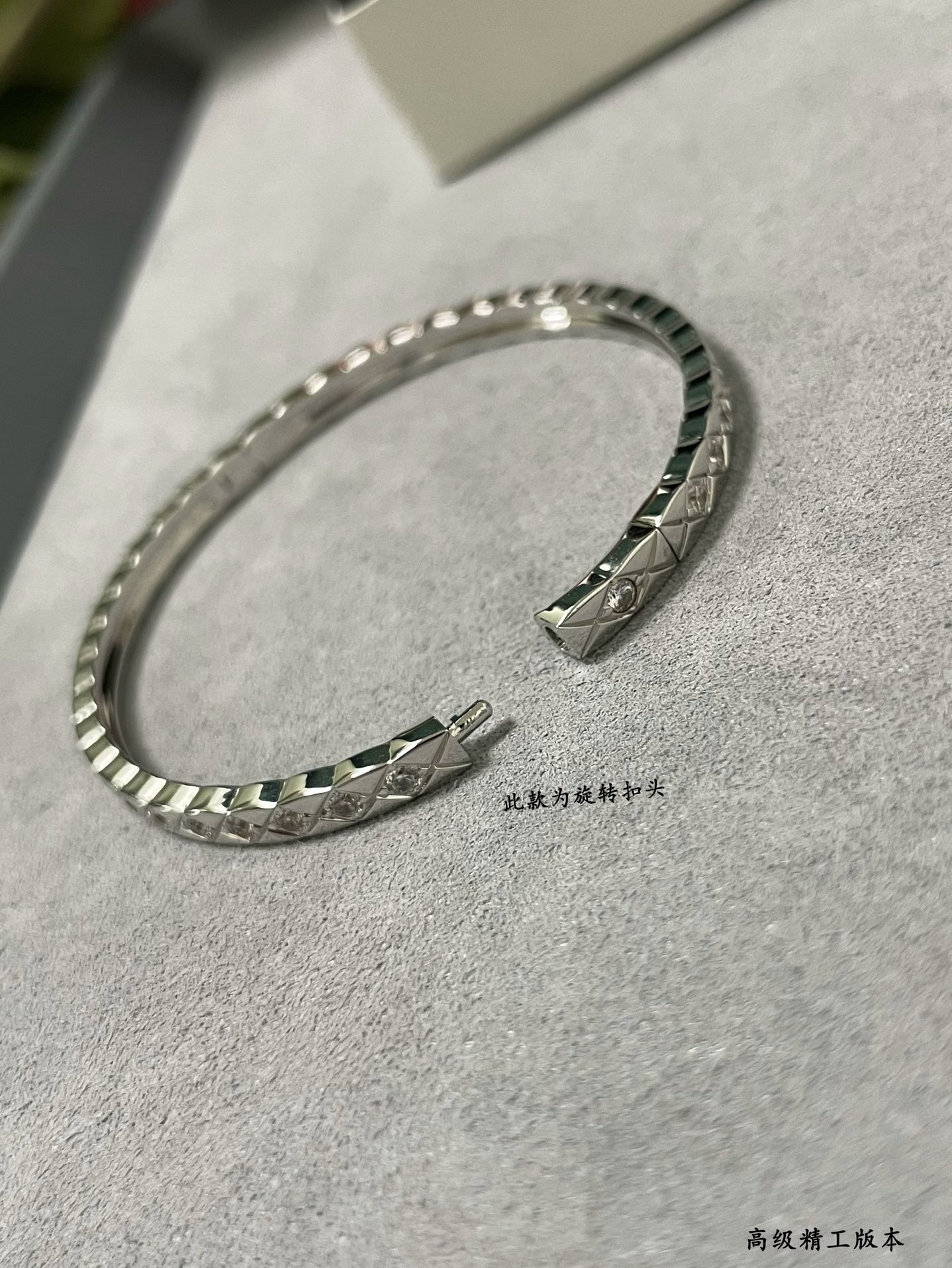 ch*el carved finely carved narrow Di*m*nd bracelet