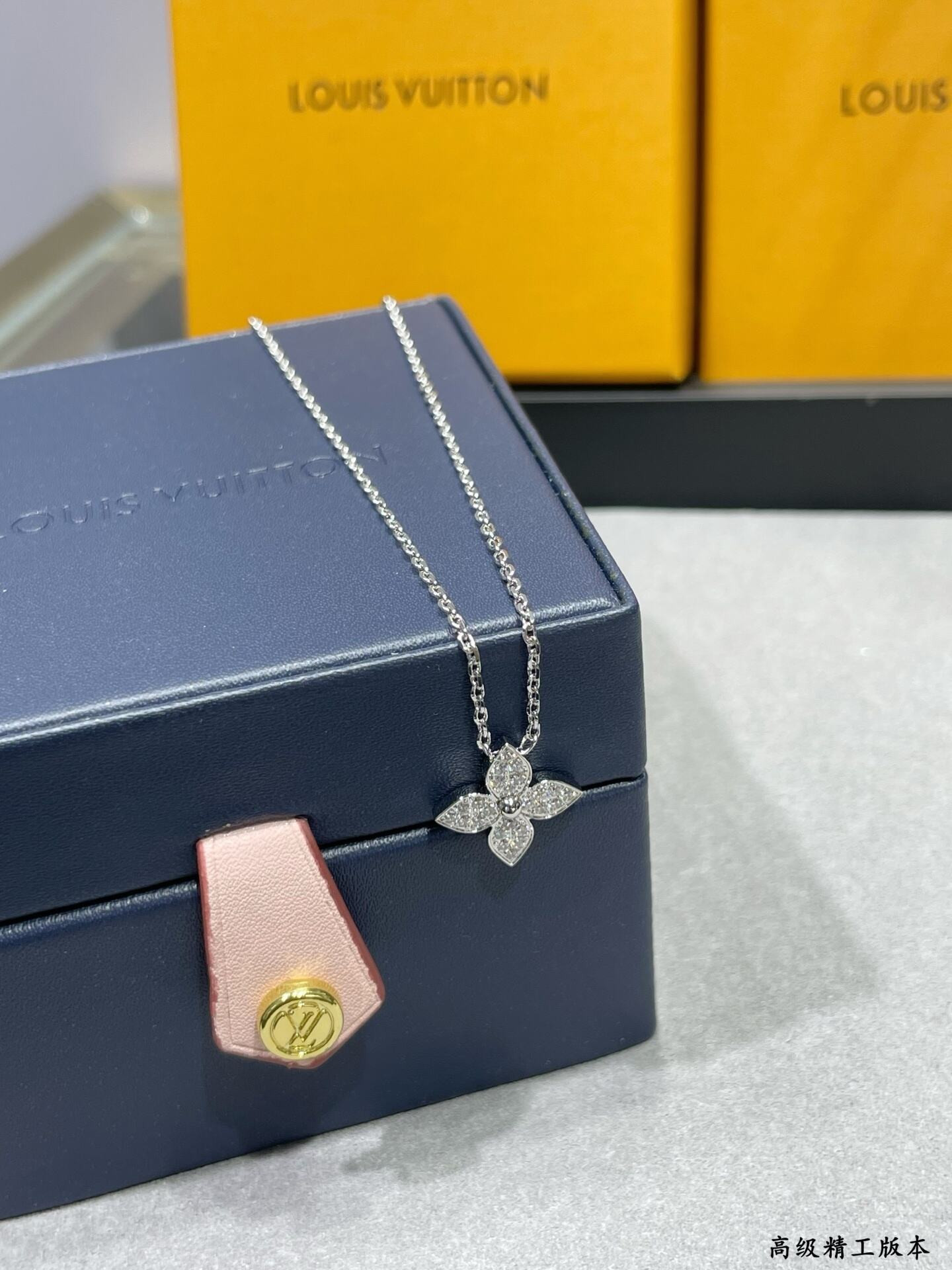 lv single flower full Di*m*nd necklace