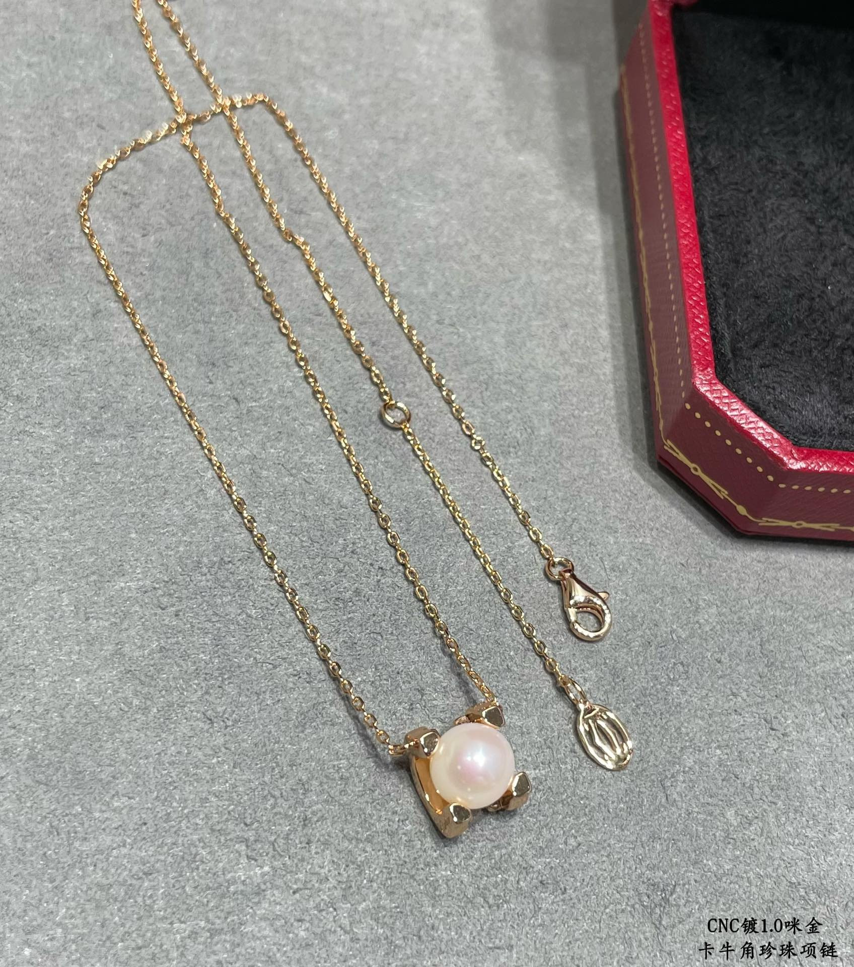 Ca*t*er horn pearl necklace