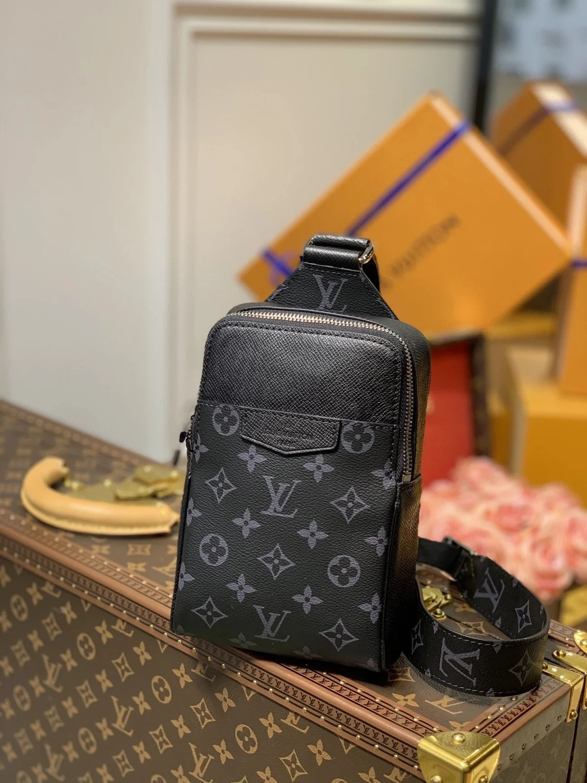 LV OUTDOOR SLINGBAG M30741
