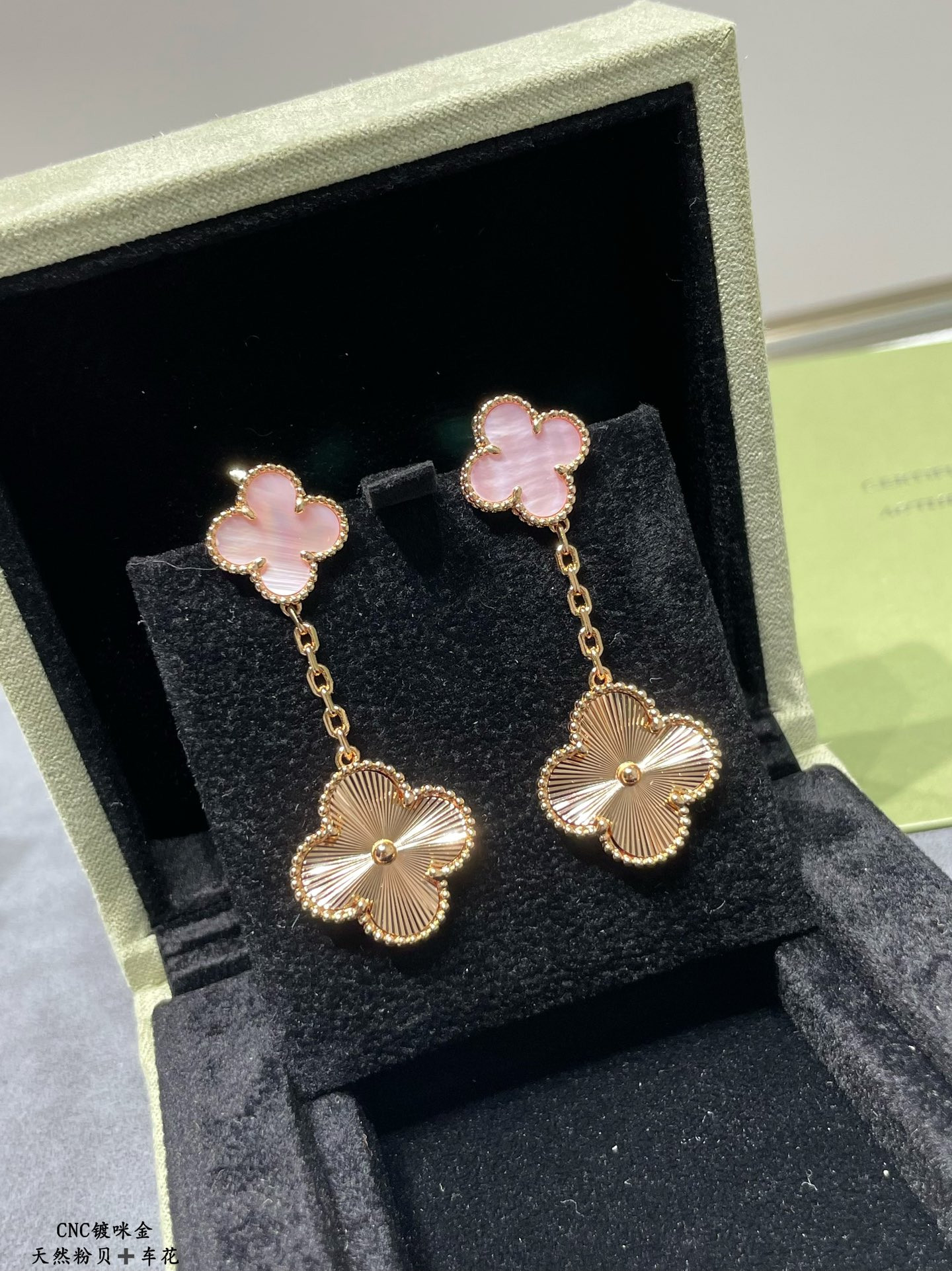 V*N CL*F & arpels two flower four leaf clover earrings(no refund or exchange)