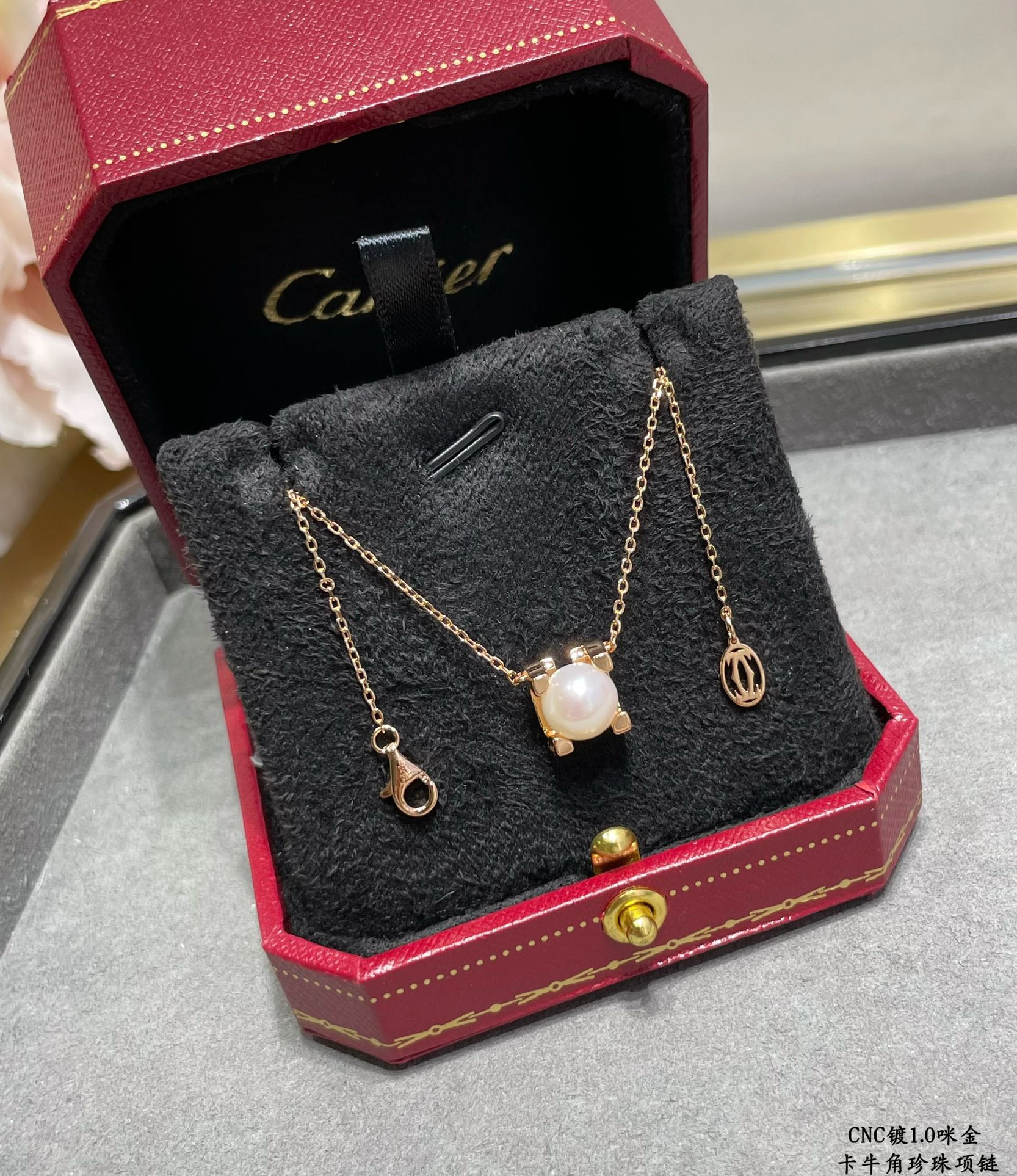 Ca*t*er horn pearl necklace