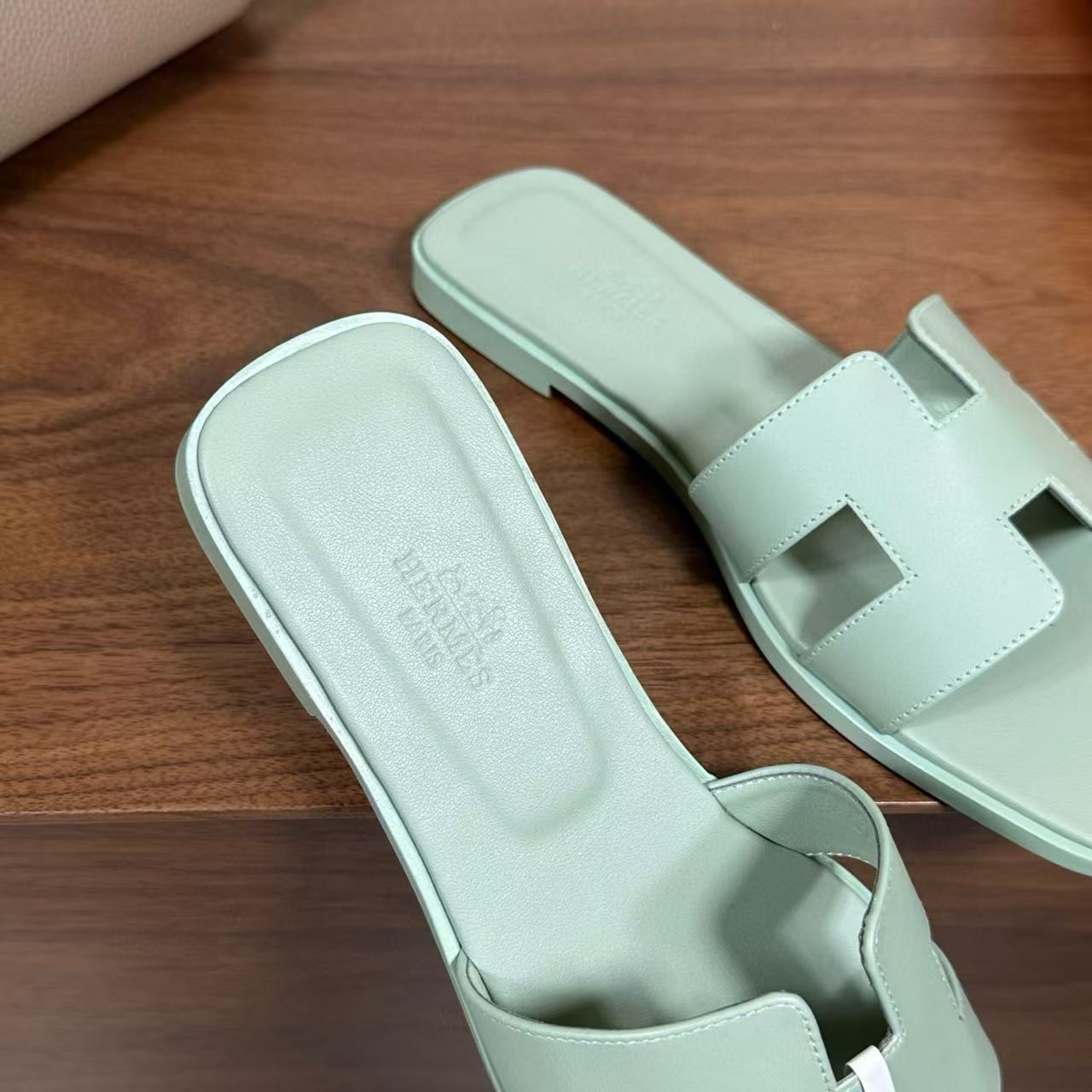 UA Hermès Oran sandal