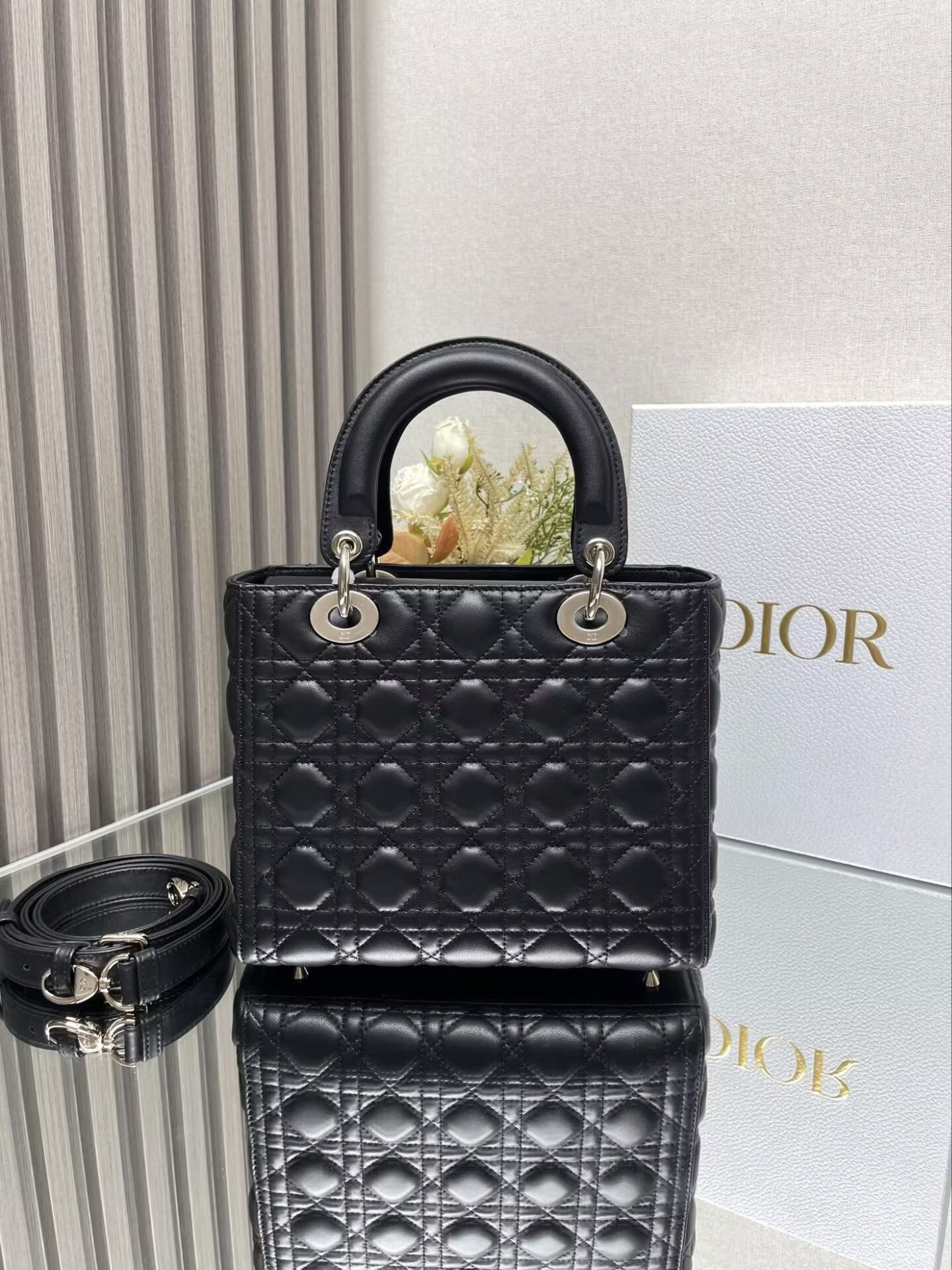 medium lady D*or bag 24 x 20 x 12 cm