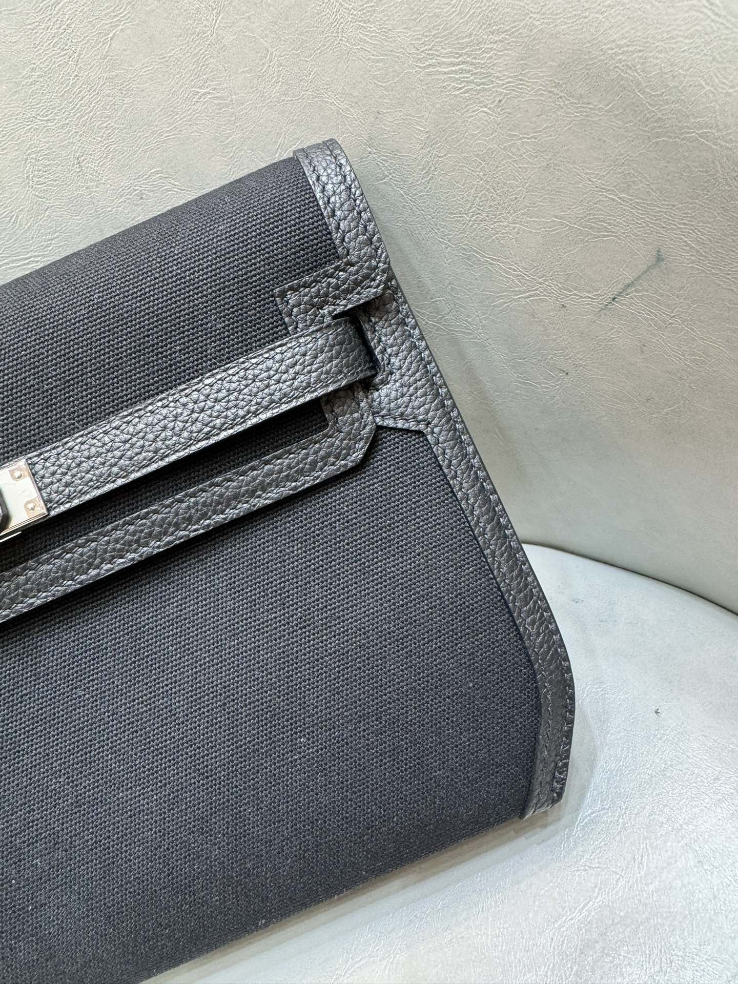 Hermès Kelly Depeches 25x18.5x4.5cm