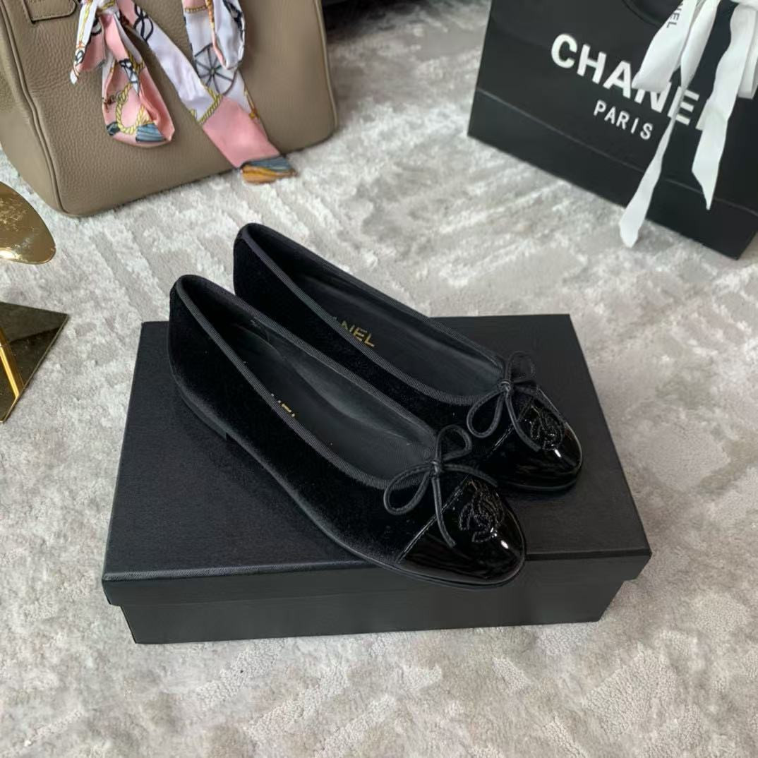 ua Ch*el ballet flats