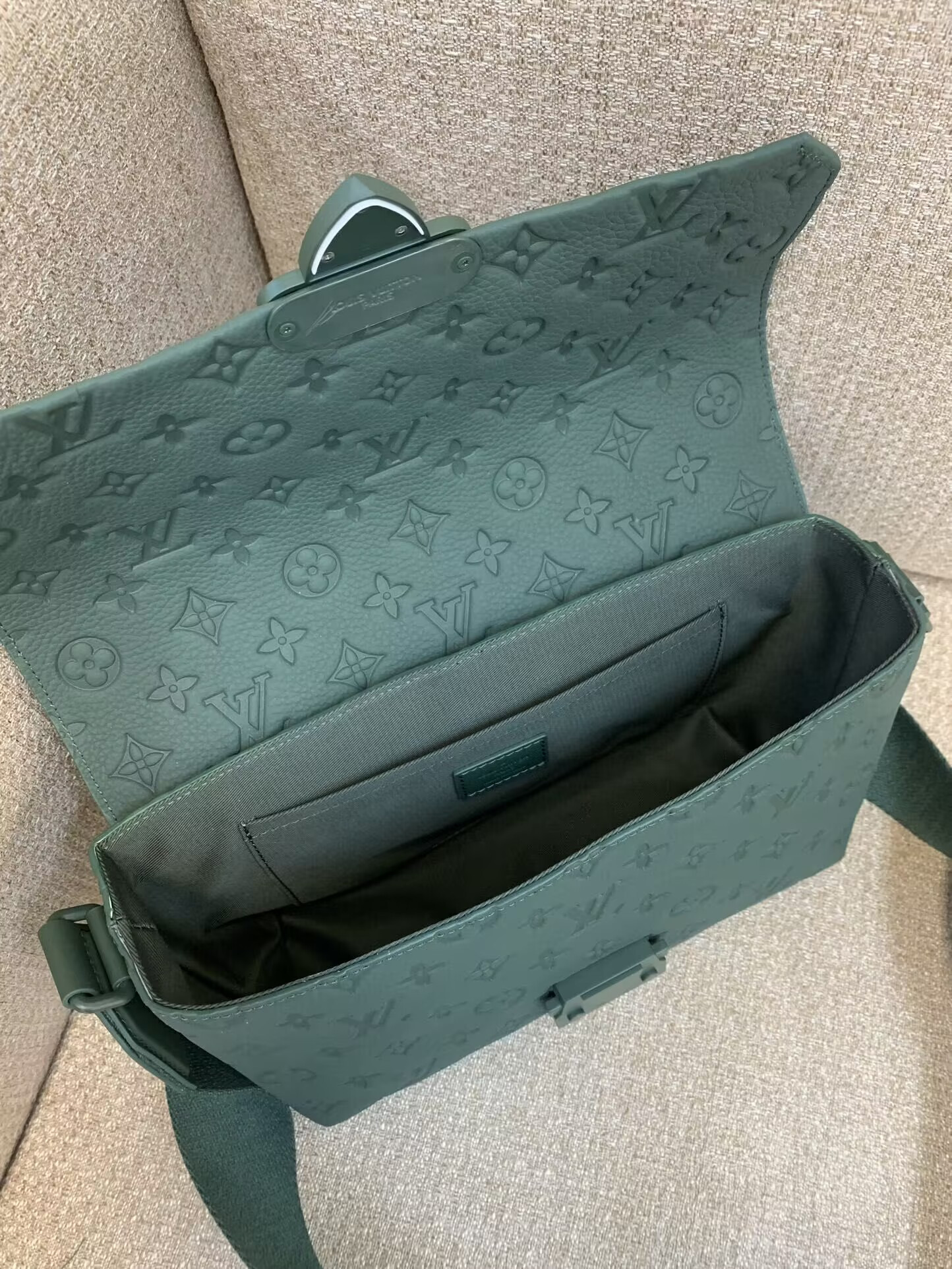 LV M24439 S-Cape Messenger