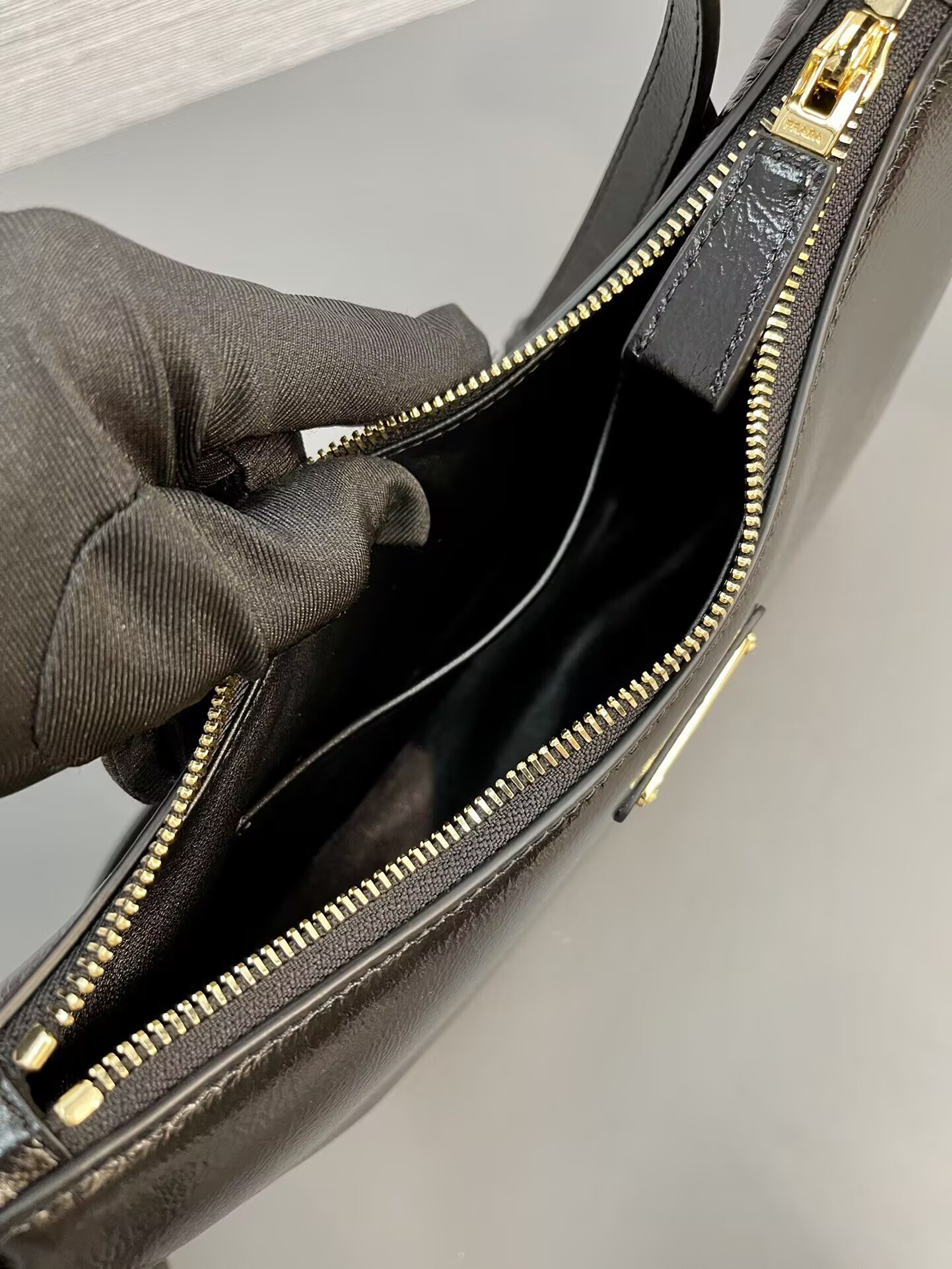 Pra*a arqué shoulder bag 22.5x18.5x6.5cm