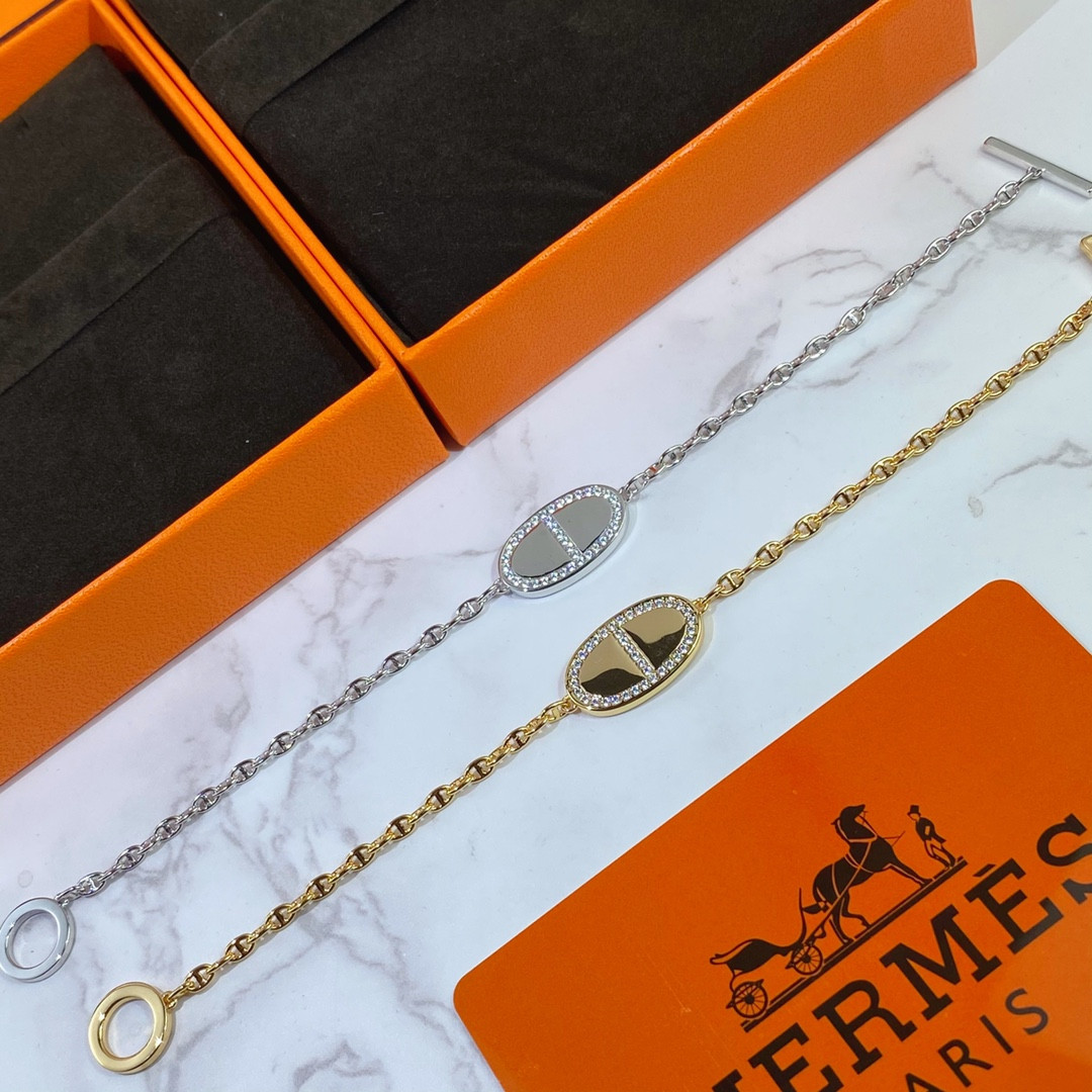 Hermès Round  H Pendant Bracelet