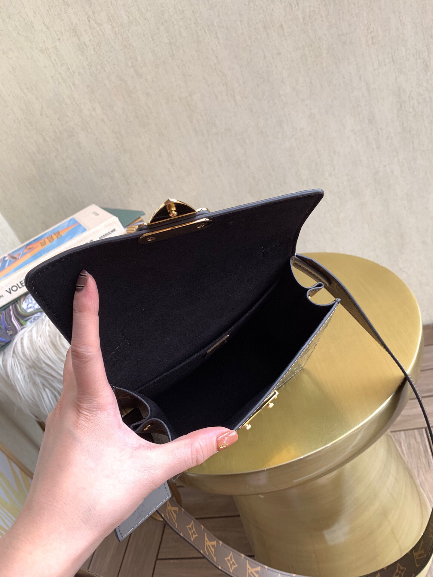 LV SPRING STREET M90567