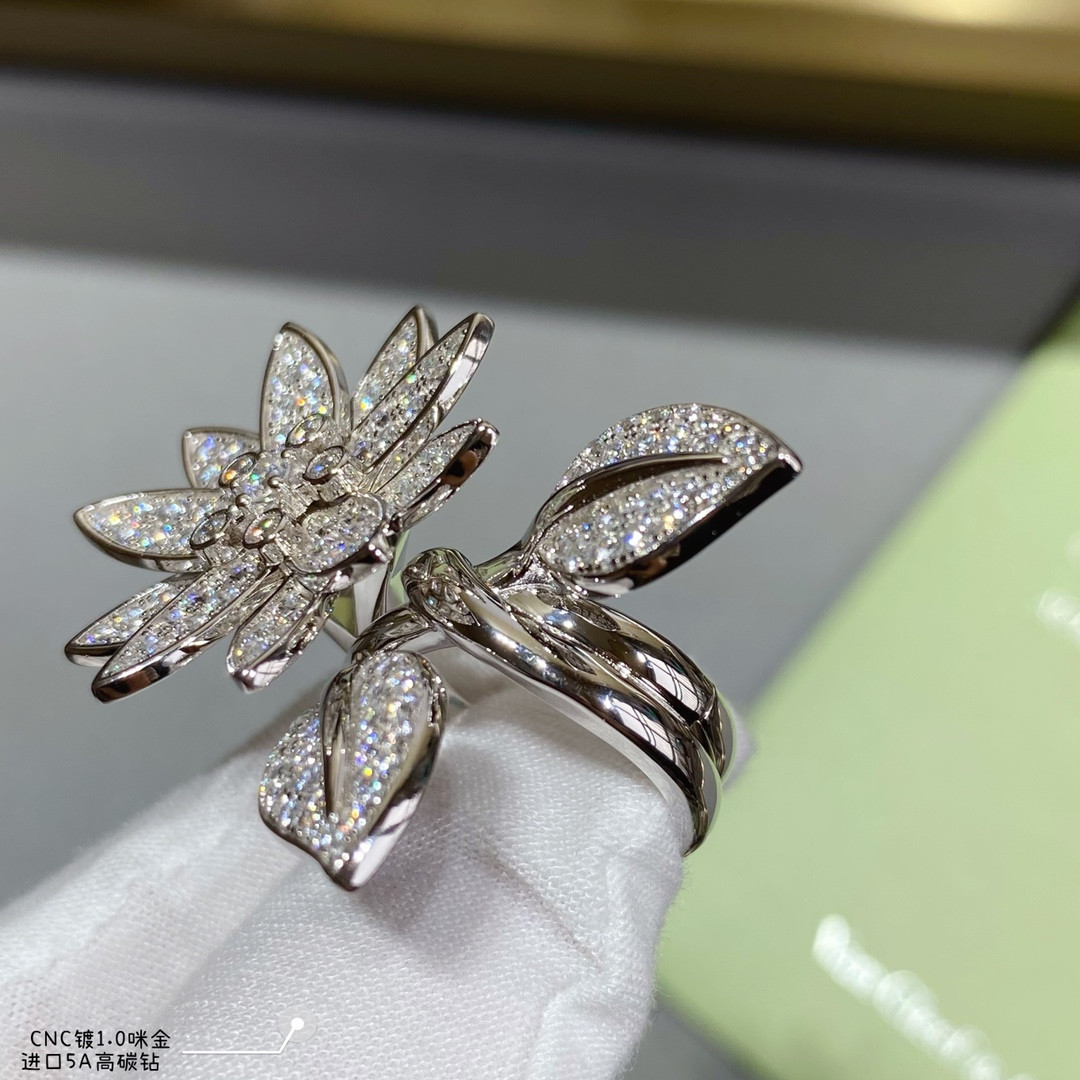 V*N CL*F & arpels lotus ring
