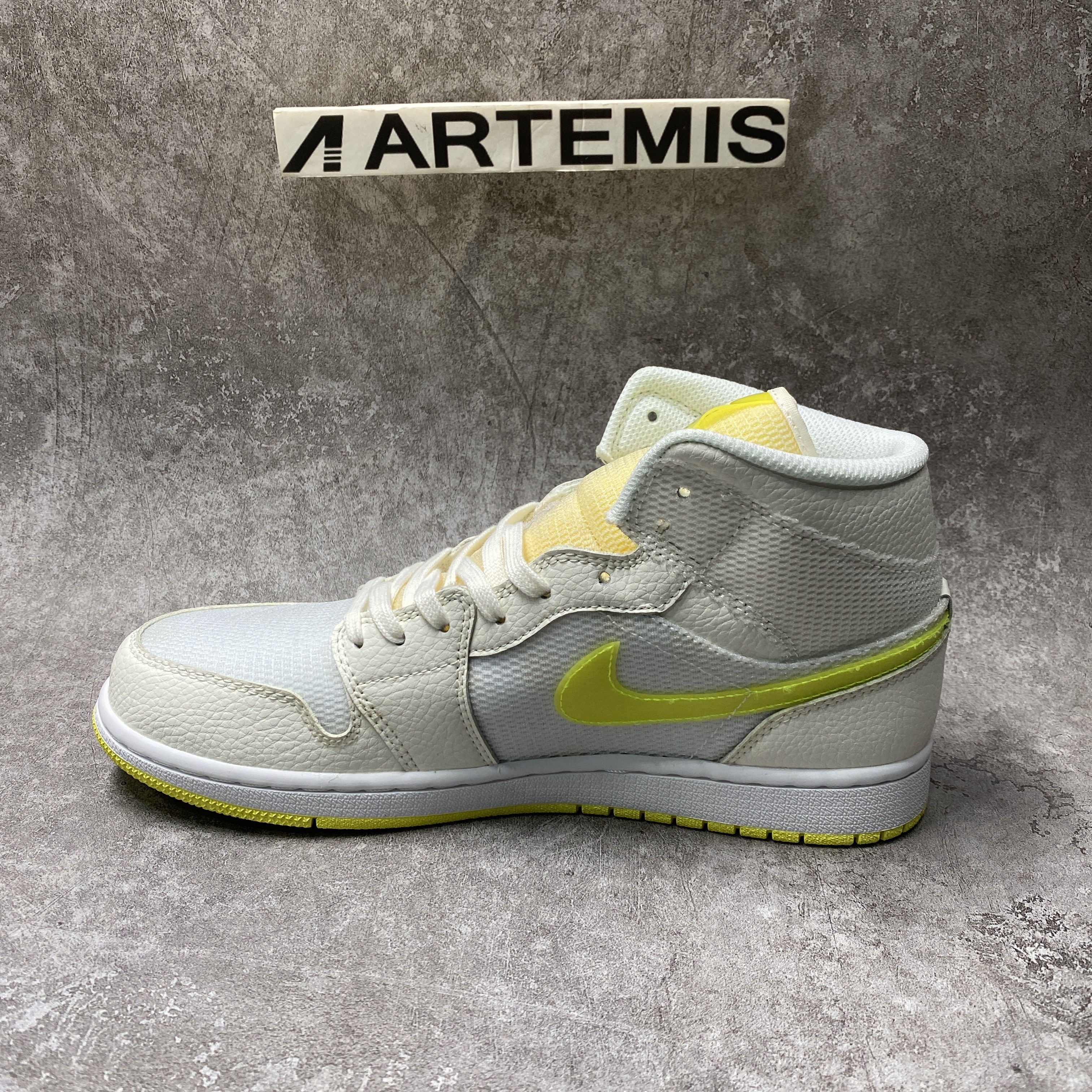Air Jordan 1 Mid SE Voltage Yellow