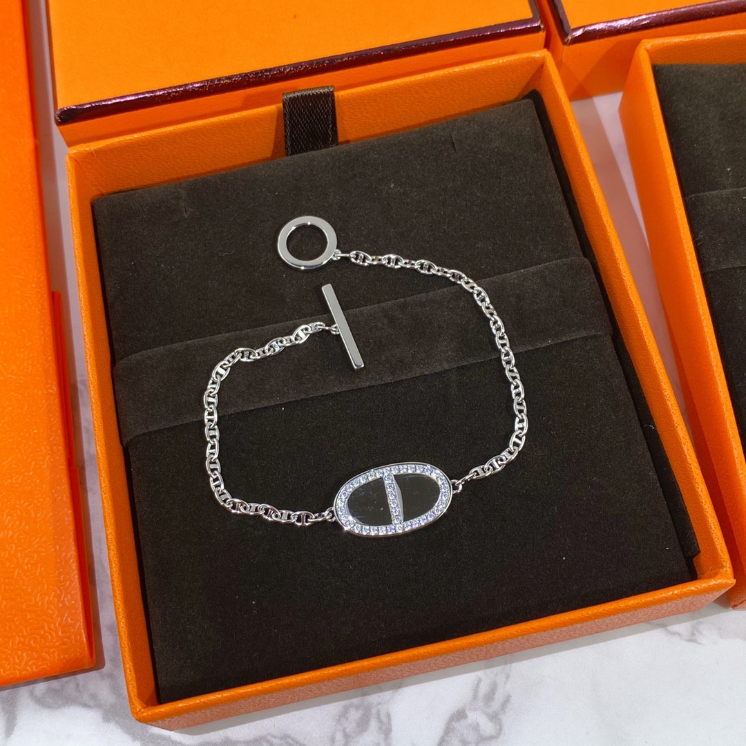 Hermès Round  H Pendant Bracelet
