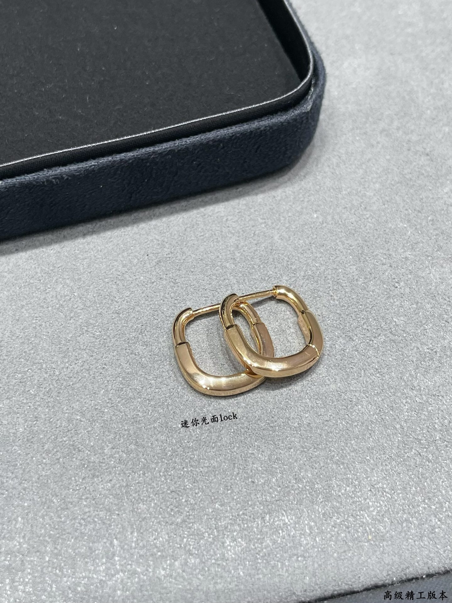 T*f*ny & co. mini smooth lock earrings