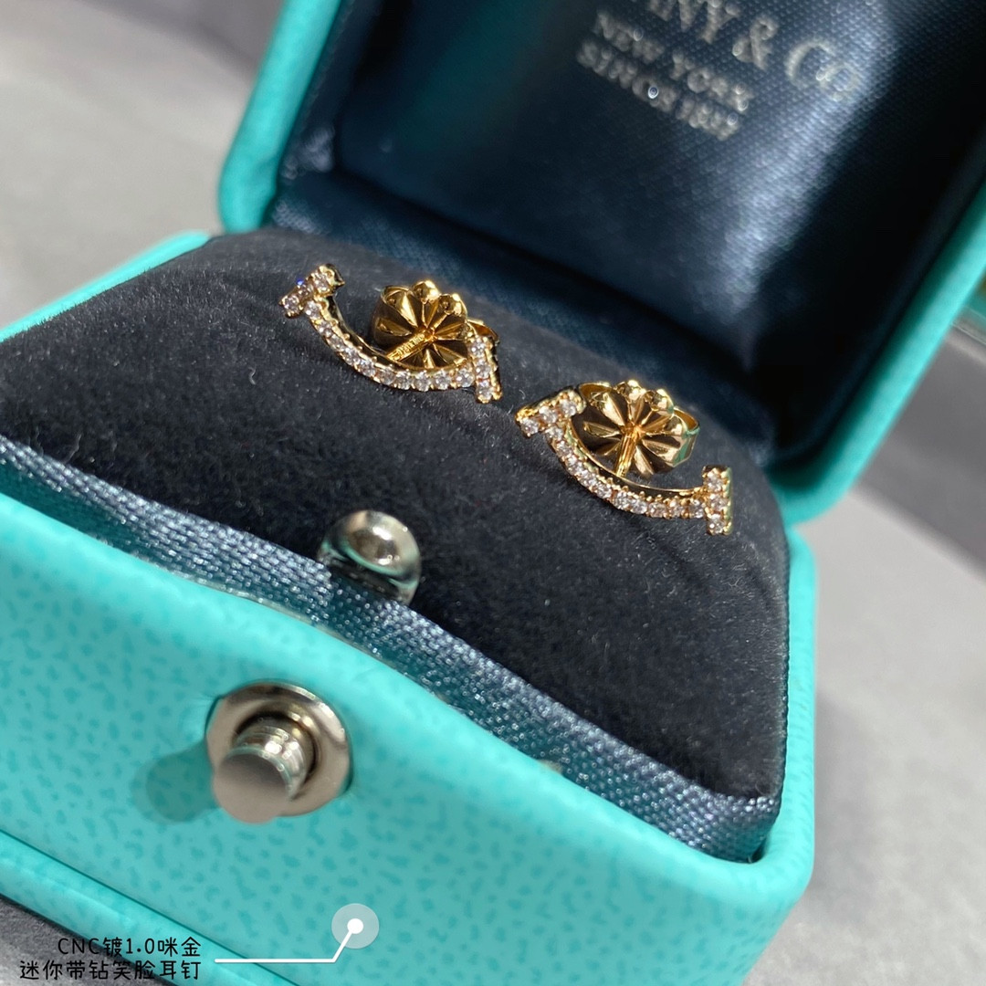 t*f*ny & co. mini smile with Di*m*nd stud earrings
