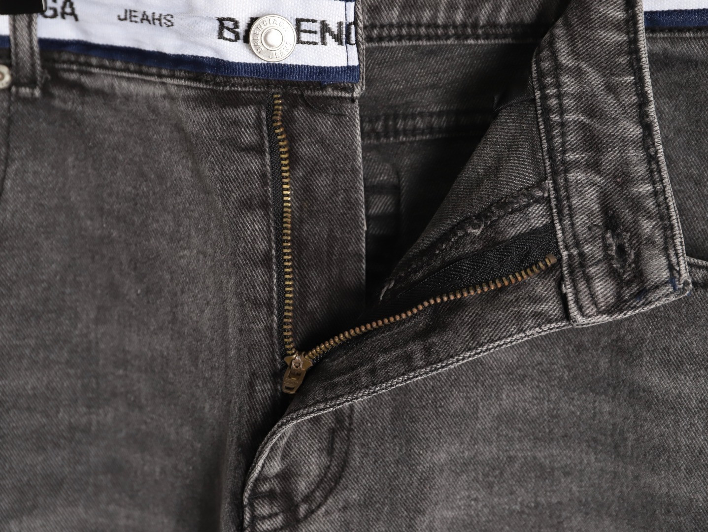 Ba*len*cia*ga jeans