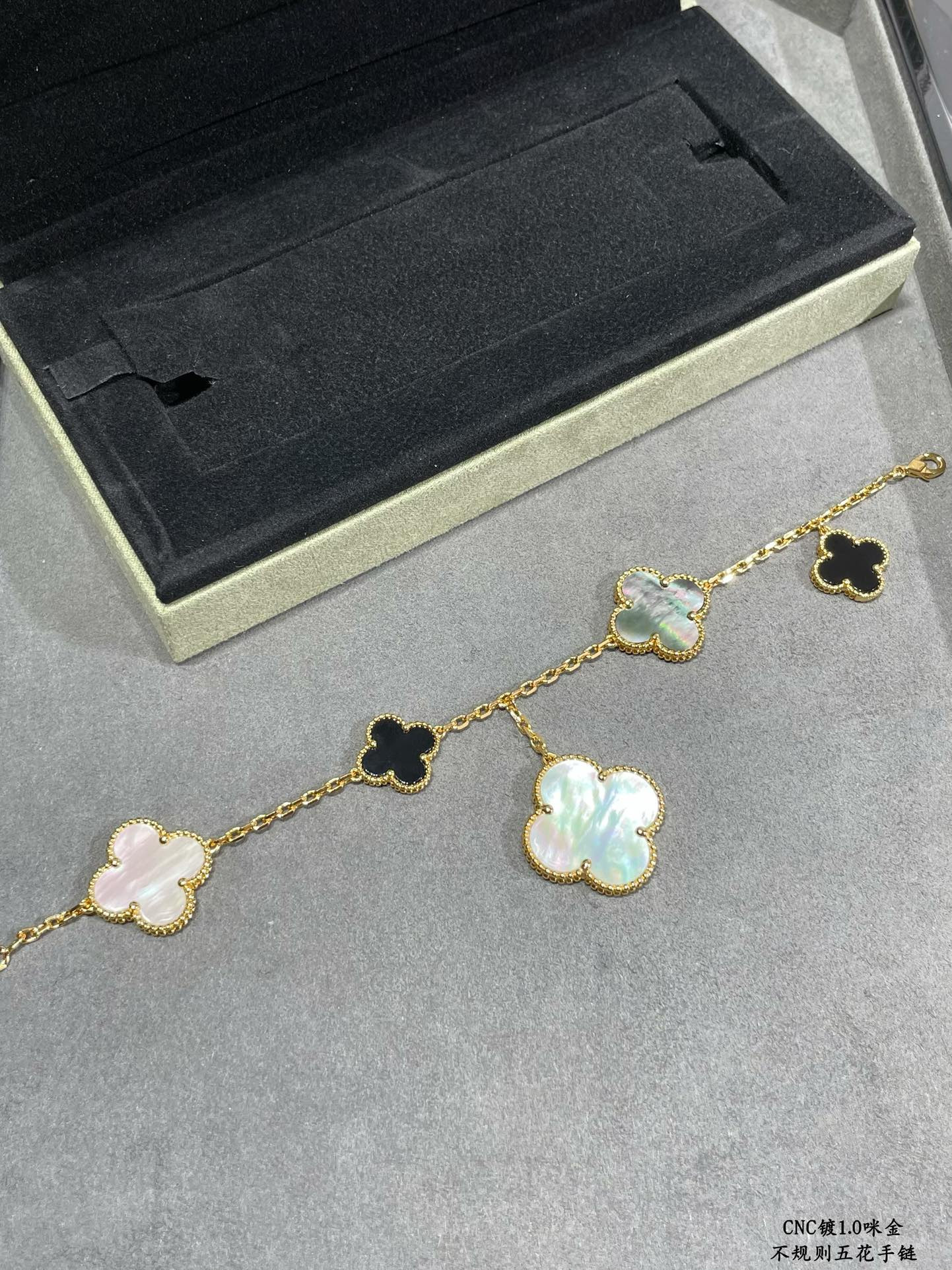 V*N CL*F & arpels irregular five-leaf clover bracelet