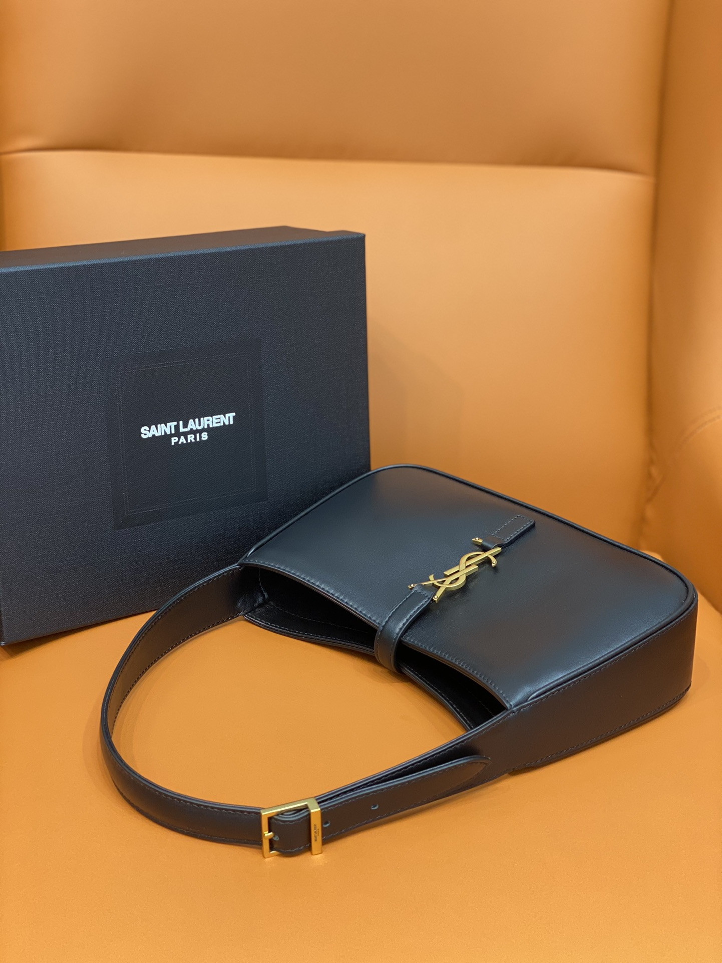 Y*L le 5 À 7 in smooth leather noir 23 x 16 x 6.5 cm