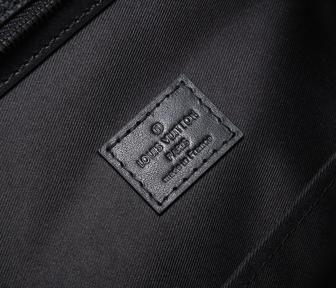 LV CHRISTOPHER TOTE M58479