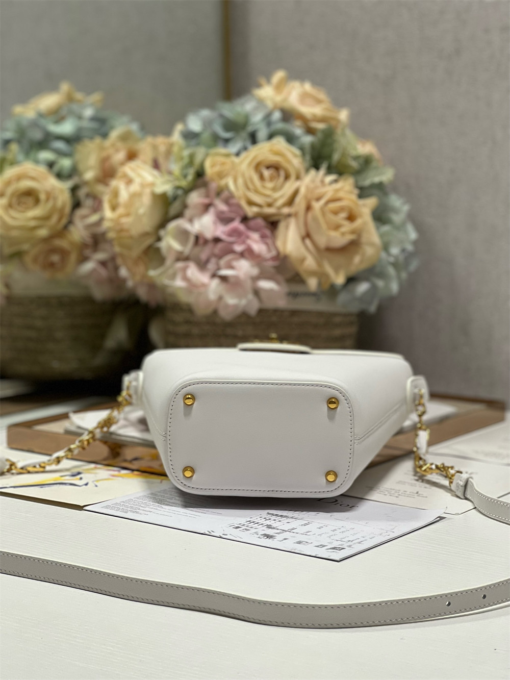 D*or 30 montaigne large chain bucket bag white