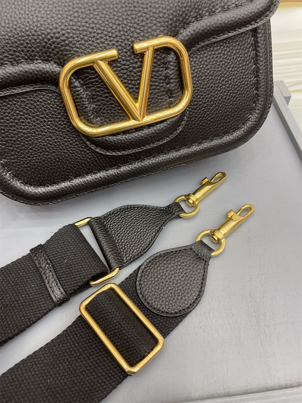 VALENTINO GARAVANI ALLTIME GRAINY CALFSKIN SHOULDER BAG BLACK 23.5x18X8cm