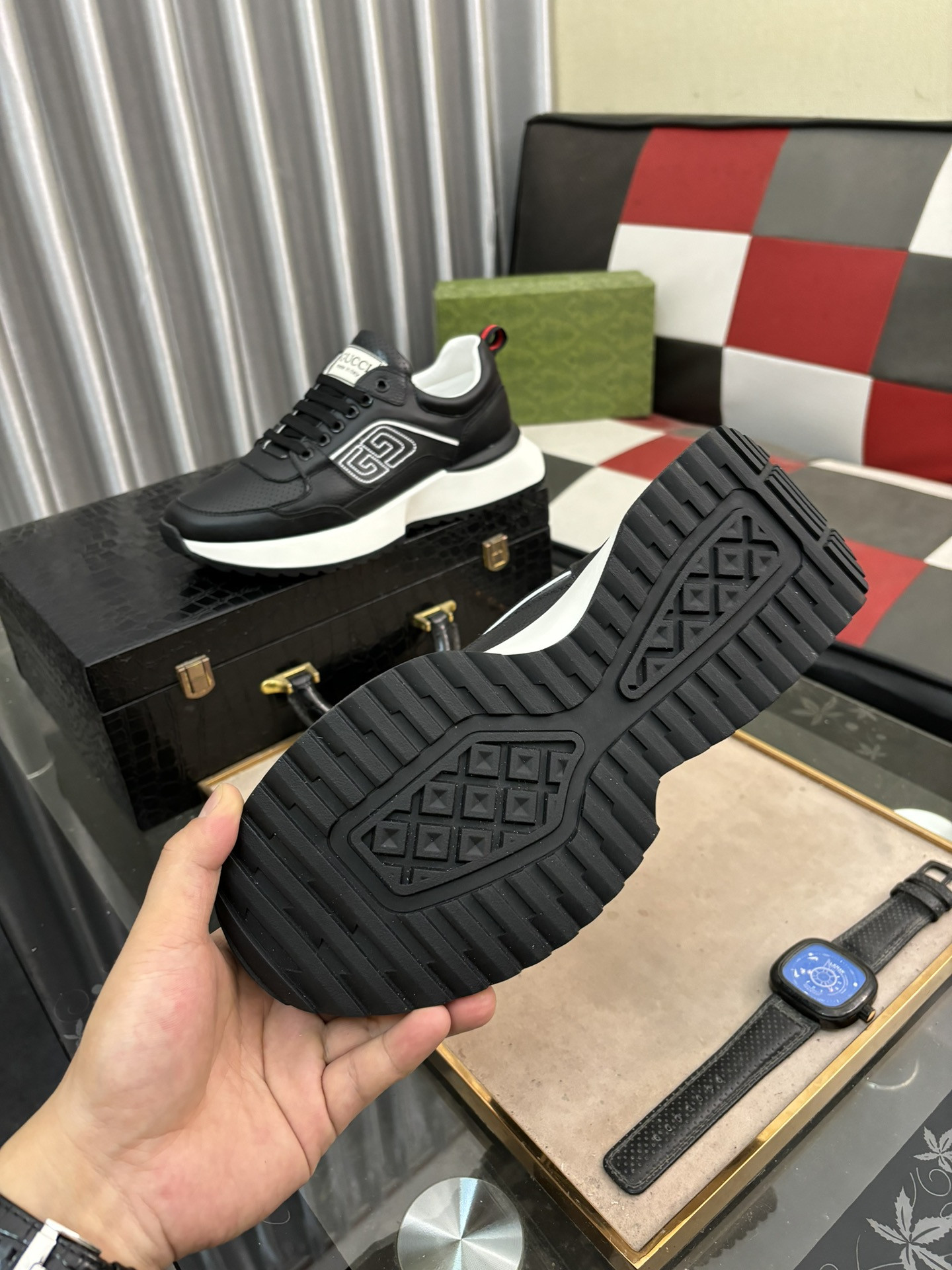 ua G*u*i run sneaker