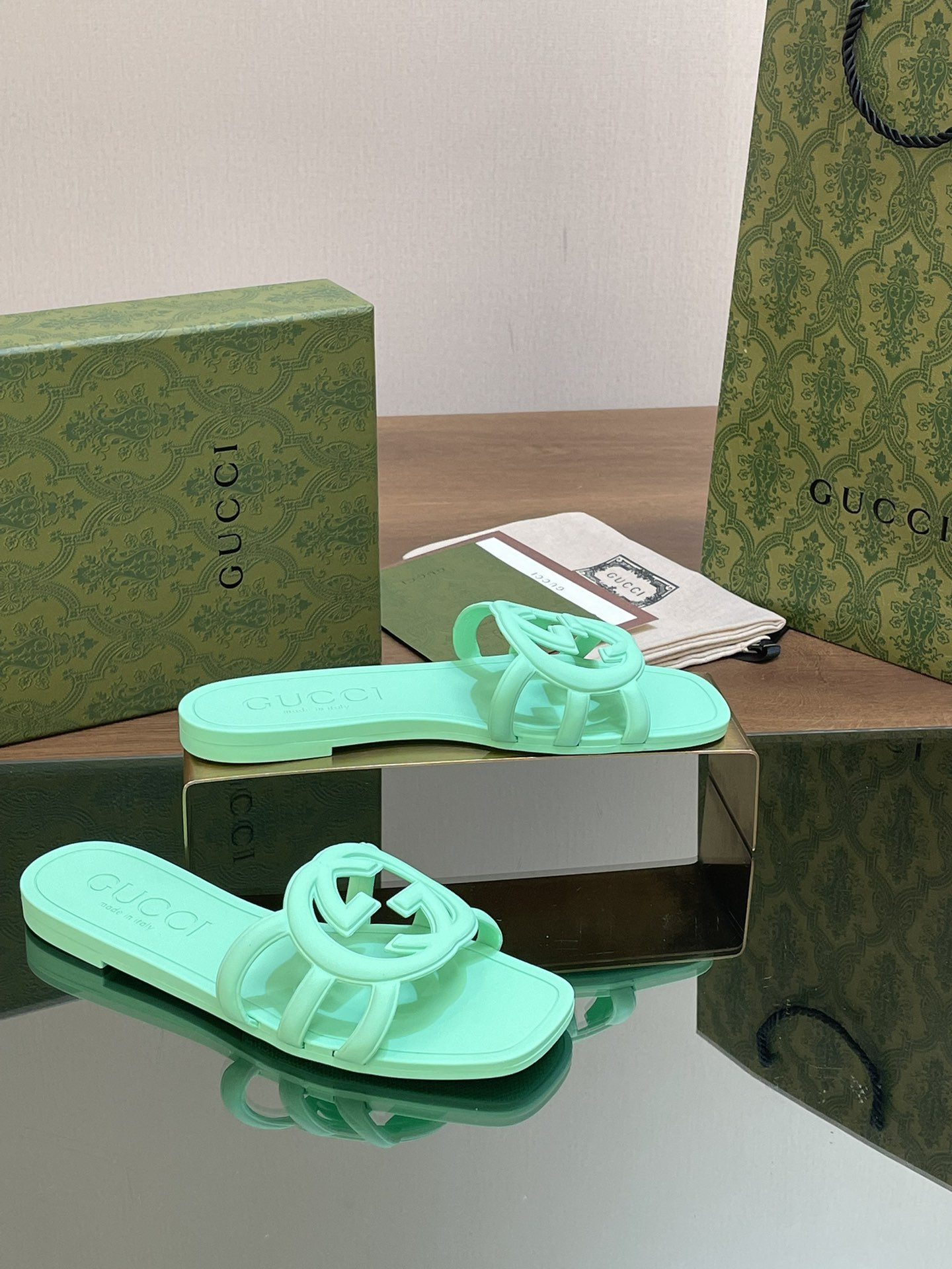 ua G*u*i interlocking g slide sandal pale green