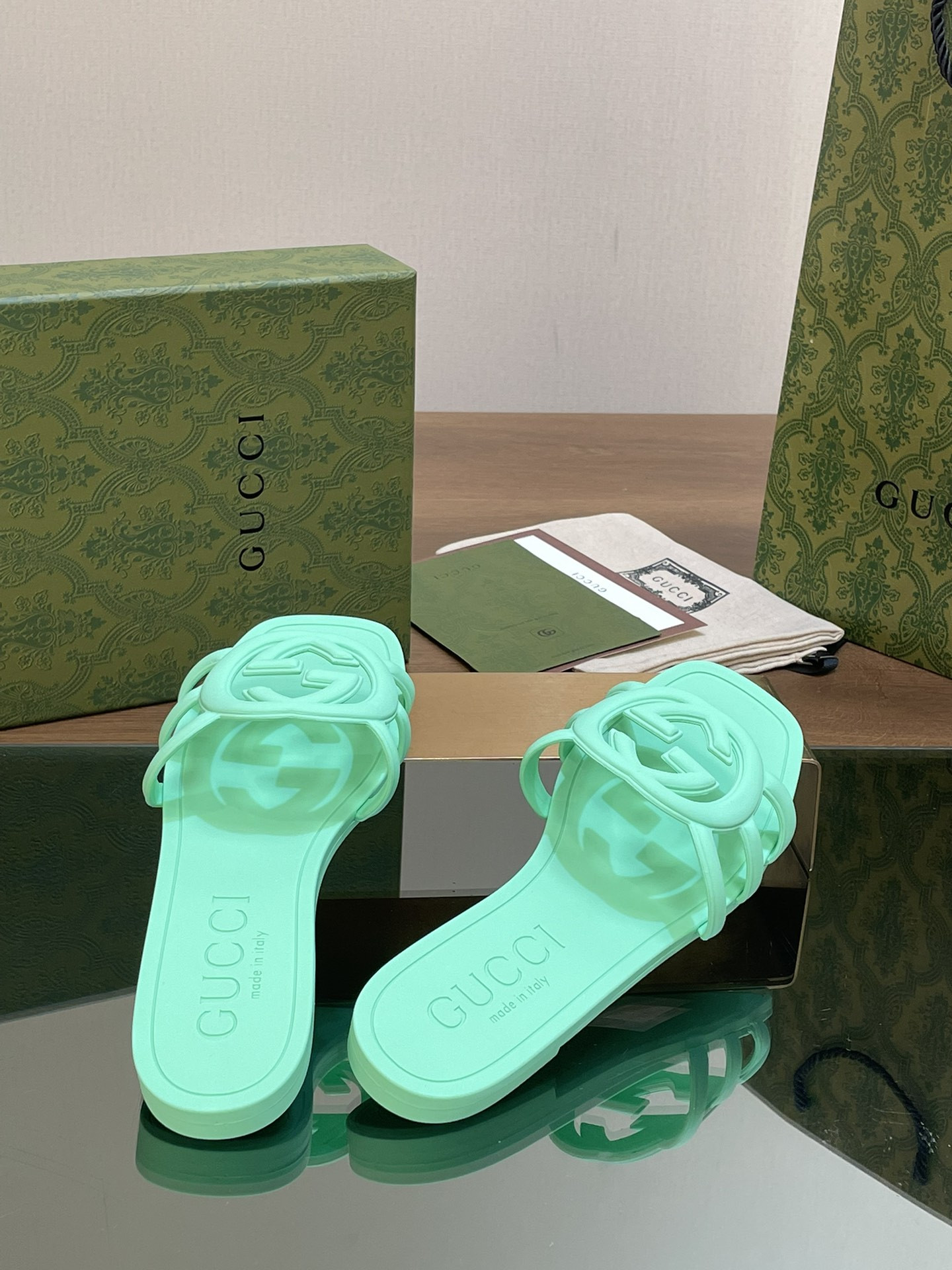 ua G*u*i interlocking g slide sandal pale green