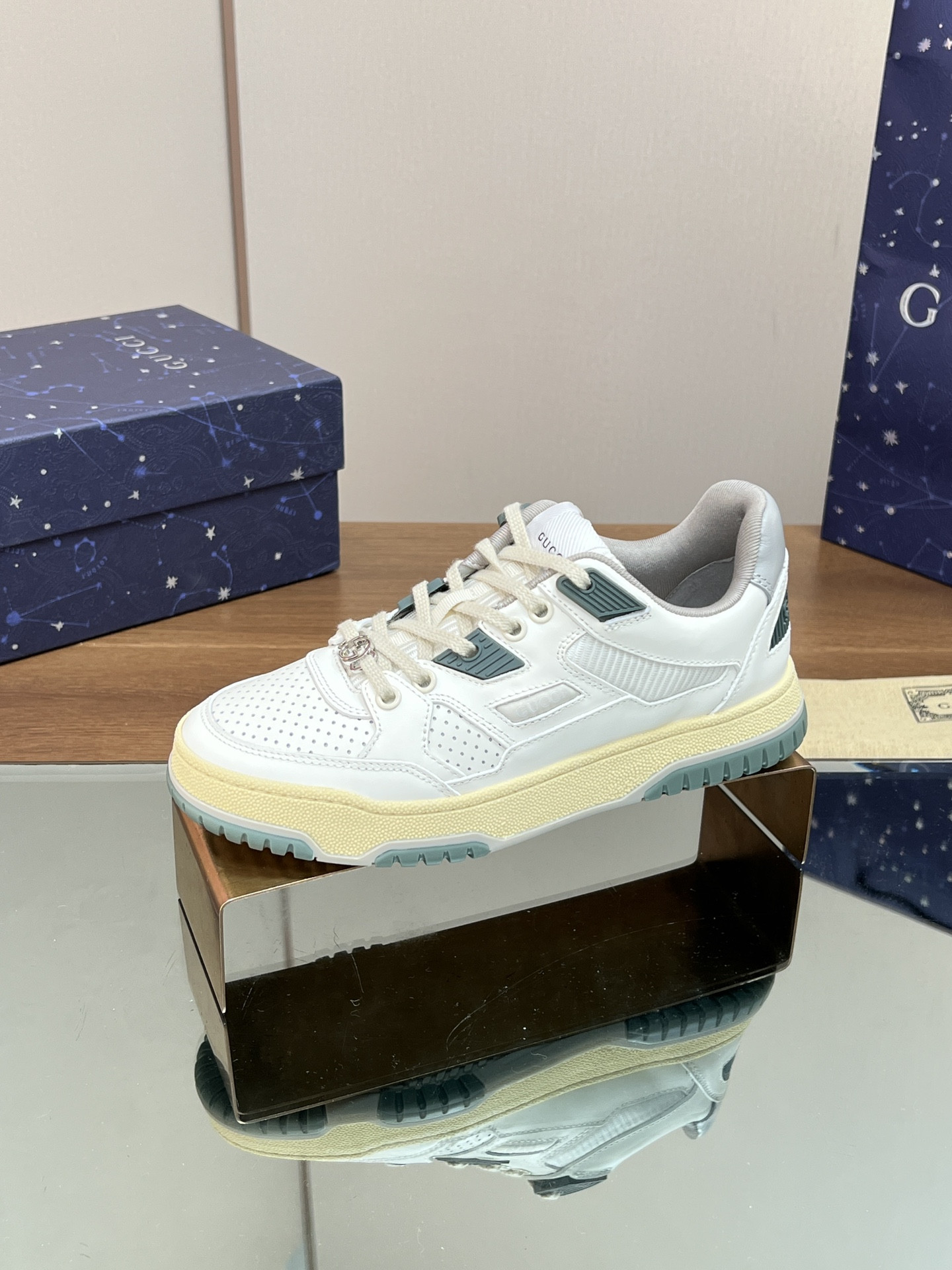 ua G*u*i low-top sneaker