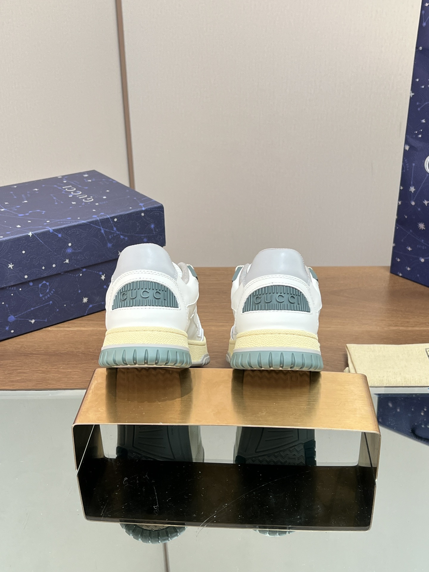ua G*u*i low-top sneaker