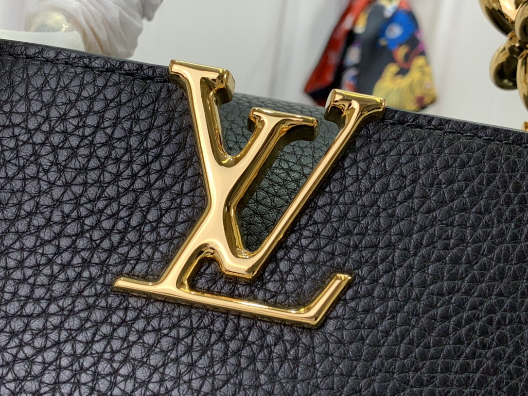 LV Capucines Mini M24689 8.3 x 5.5 x 3.1 inches