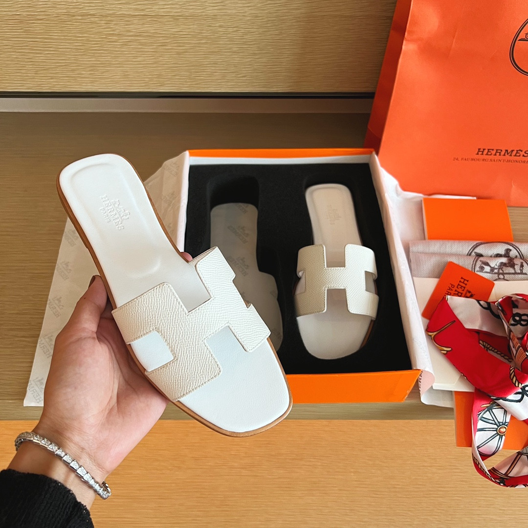 UA Hermès Oran sandal