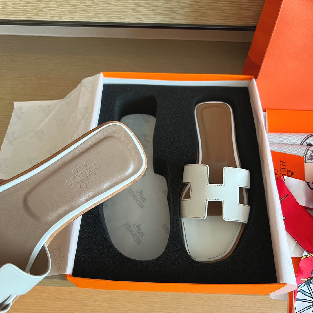 UA Hermès Oran sandal