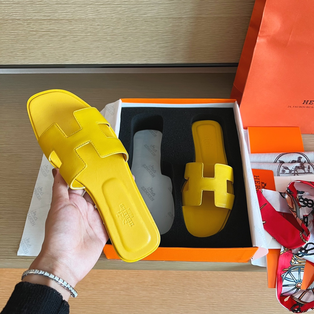 UA Hermès Oran sandal