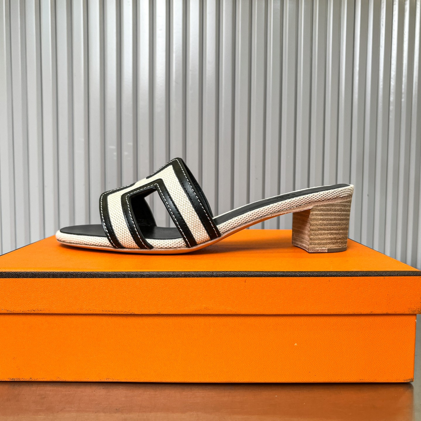 UA Hermès Oasis sandal