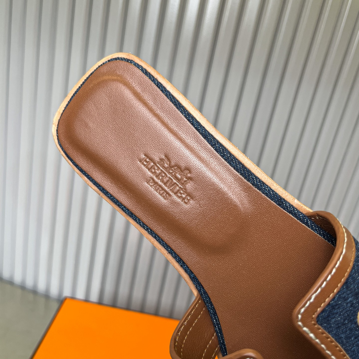 UA Hermès Oran sandal