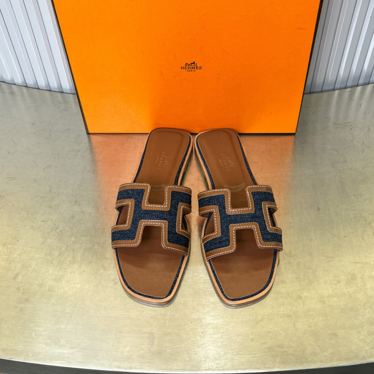 UA Hermès Oran sandal