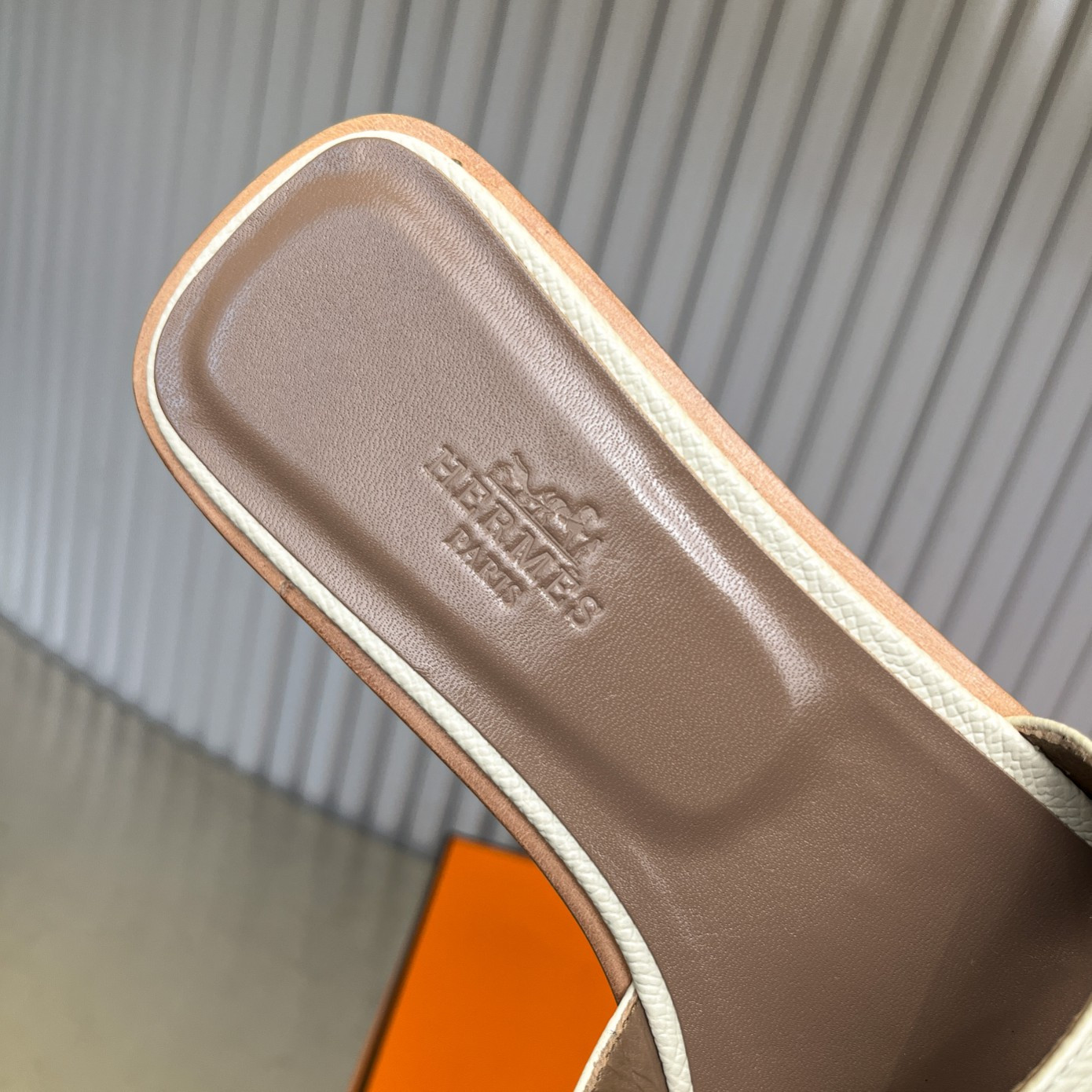 UA Hermès Oran sandal