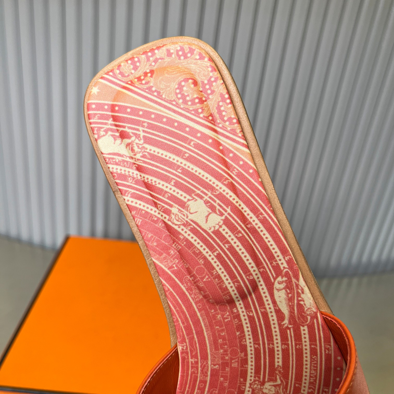 UA Hermès Oran sandal