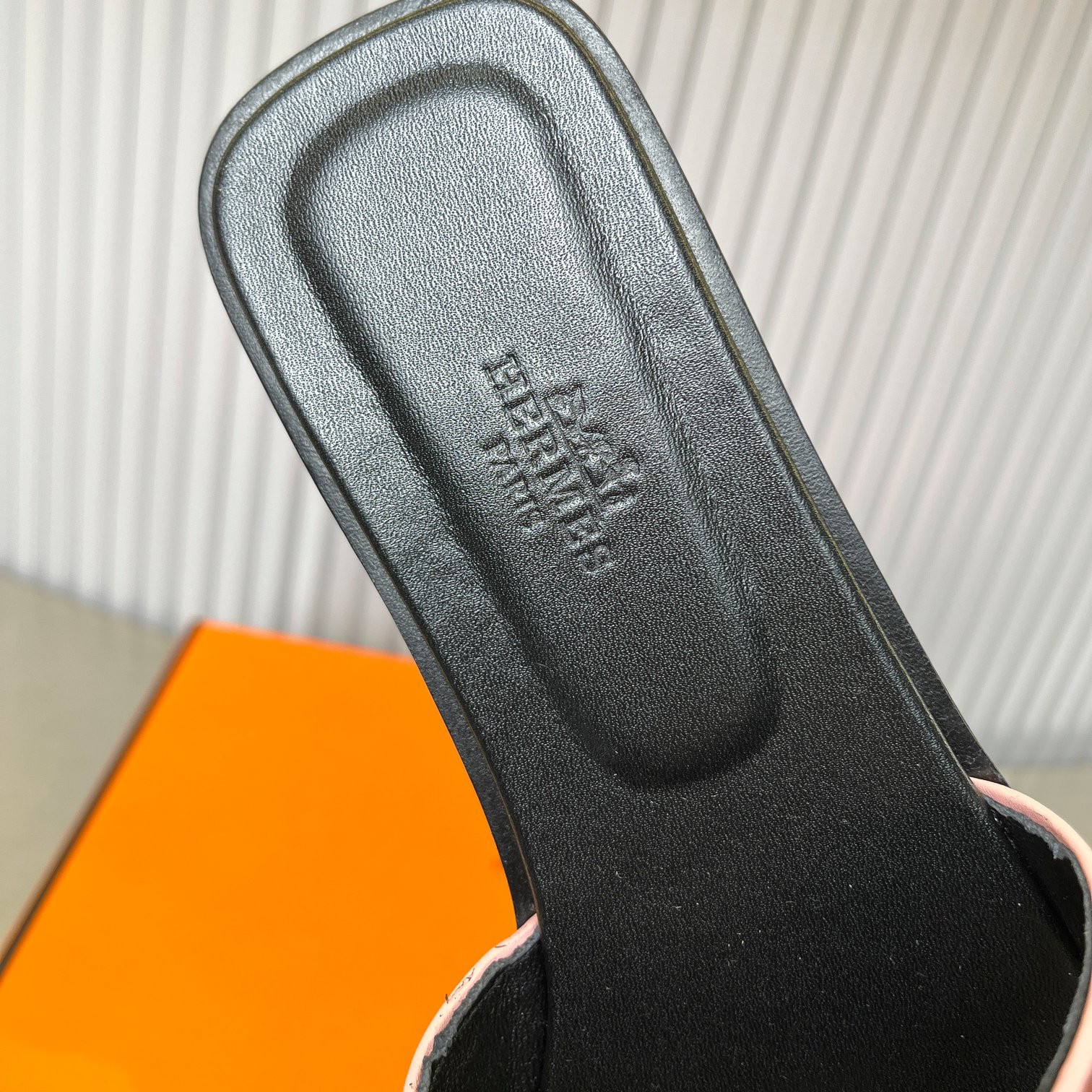 UA Hermès Oran sandal