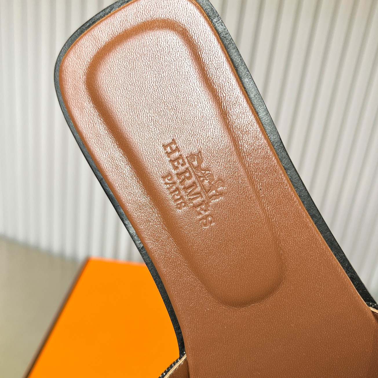 UA Hermès Oran sandal
