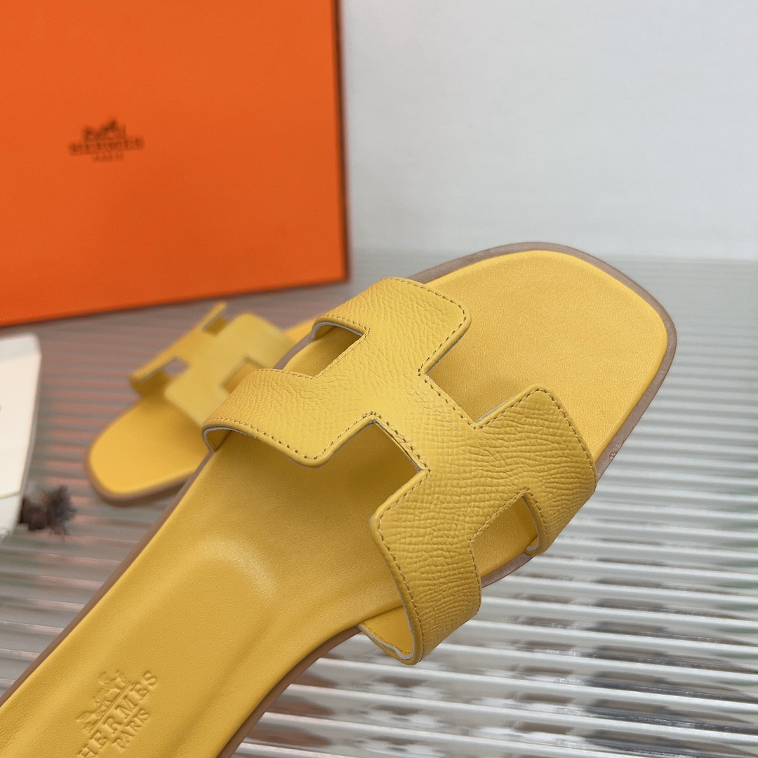 UA Hermès Oran sandal