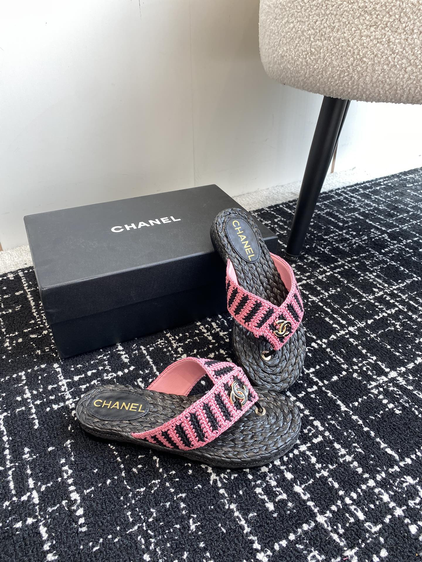 ua Ch*el thongs slides