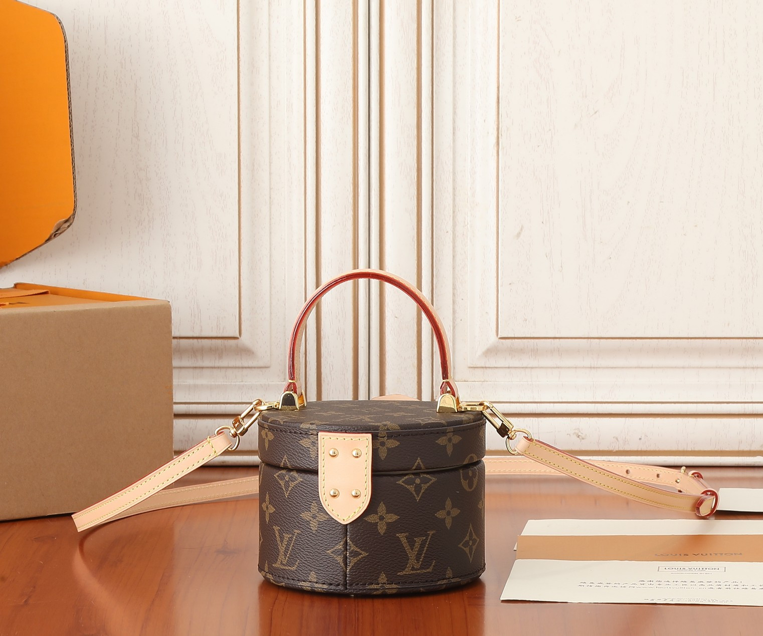 LV Scott M46933 5.3 x 3.5 x 4.5 inches