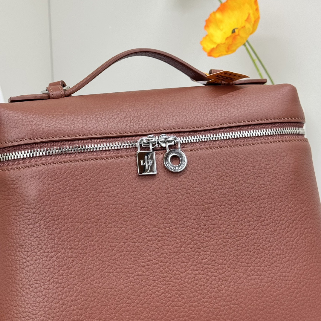 L**o p*ana extra pocket backpack l23.5 grained calfskin 23 x 21 x 8 cm