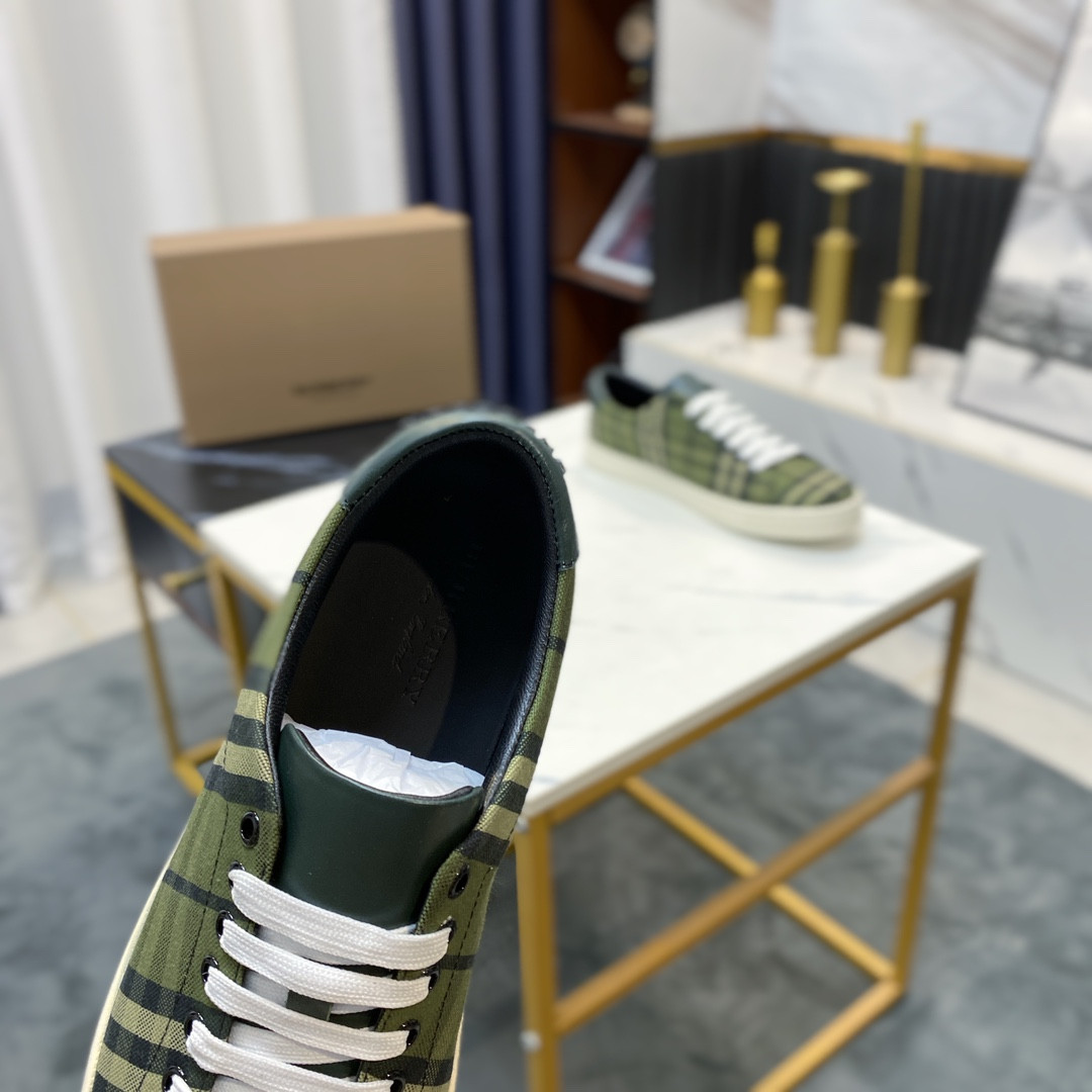 ua B**rry check and leather sneakers